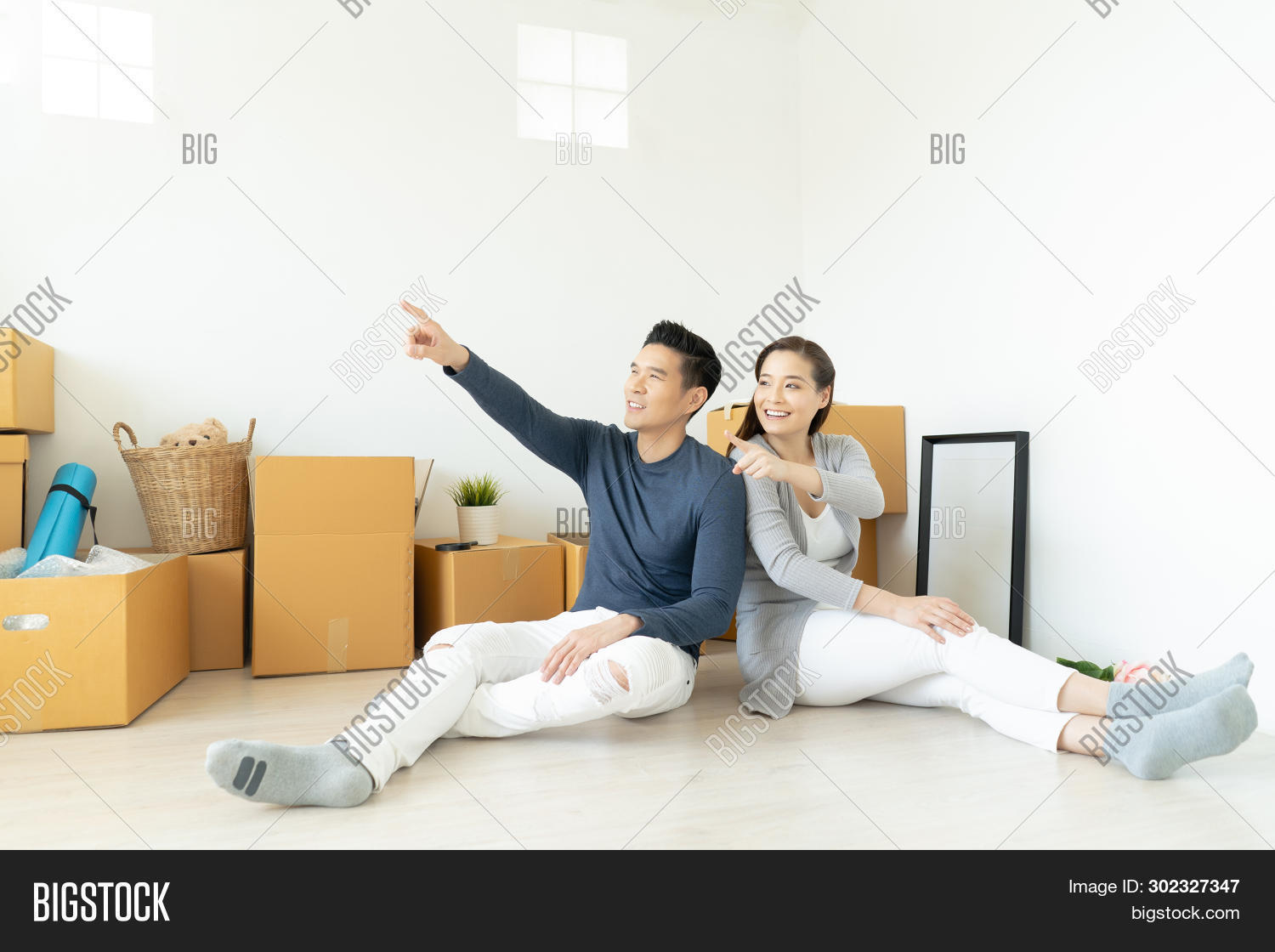 Move картинка. Вещи в коробку. Move up. Мебель в ипотеку. Move мультяшный.