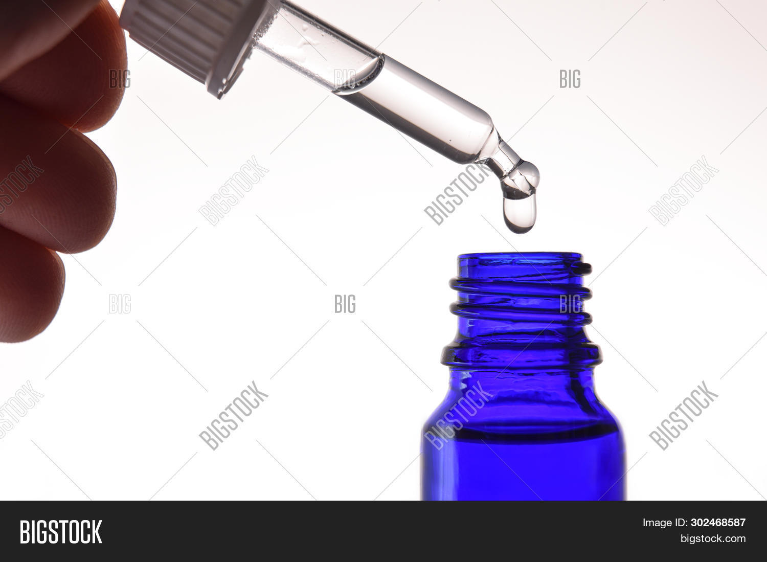 капли для глаз. Put drops. масло чайного дерева. закапывание лекарственных средств в глаза. Put drops in it.