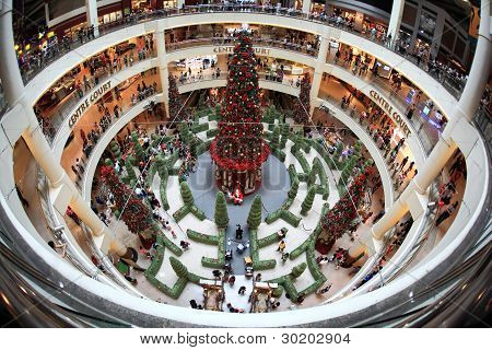 SELANGOR, Malásia - 19 de dezembro: Decorações o Natal no centro comercial Midvalley