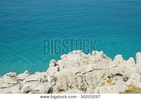 Skalnatá pláž v Albánii