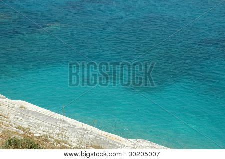 Krásné skalnaté pláži v Albánii