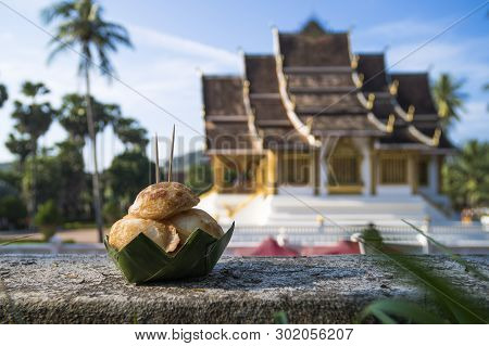 Sweet And Savory Grilled Coconut-rice Hotcakes, Coconut Rice Cake On Banana Packaging, Asian Dessert