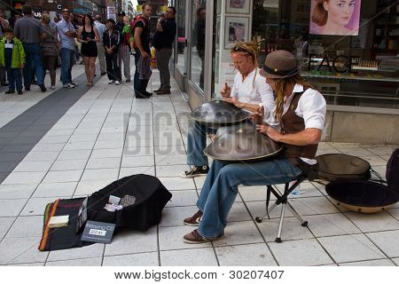 STOCCOLMA, SVEZIA.  21 AGOSTO 2011. Buskers con pende
