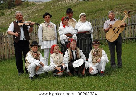 Un groupe de danseurs en vêtements traditionnels, Roumanie