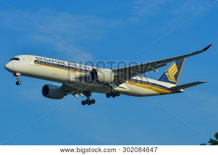 Airplane Landing At Changi Airport (sin)