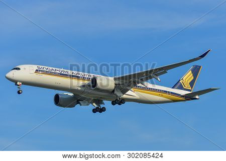 Airplane Landing At Changi Airport (sin)