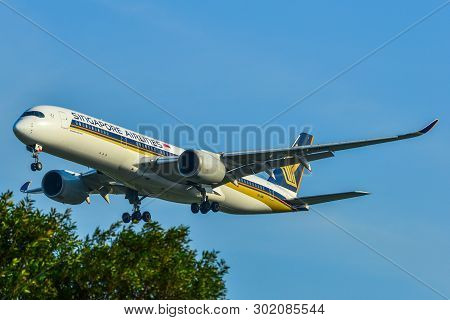 Airplane Landing At Changi Airport (sin)