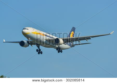 Airplane Landing At Changi Airport (sin)