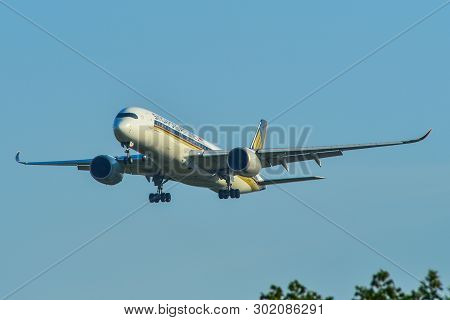 Airplane Landing At Changi Airport (sin)