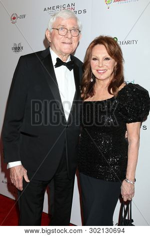 LOS ANGELES - MAY 19:  Phil Donahue, Marlo Thomas at the American Icon Awards at the Beverly Wilshire Hotel on May 19, 2019 in Beverly Hills, CA