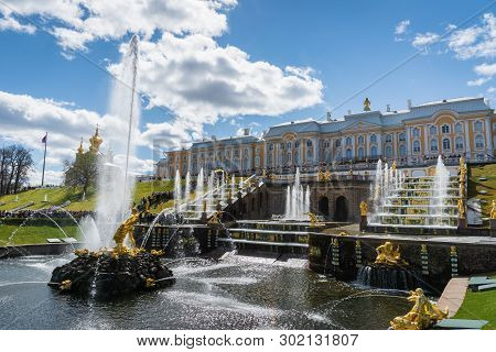 Saint Petersburg, Russia - May 2019: Peterhof Fountains And Palace View And Tourists Visiting The Pa