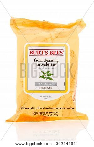 Winneconne, Wi - 15 May 2019 : A Package Of Burts Bees Facial Cleansing Towelettes On An Isolated Ba