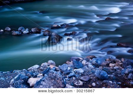 einen kleinen Wasserfall strÃ¶mt