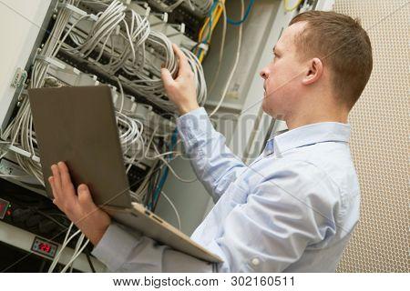 Support network service engineer with server computer equipment