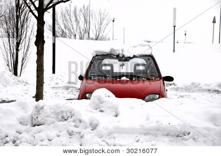 pieni punainen auto lumen alla