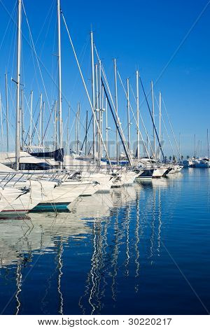 Blå Denia marina port i Alicante Spanien med både i en række