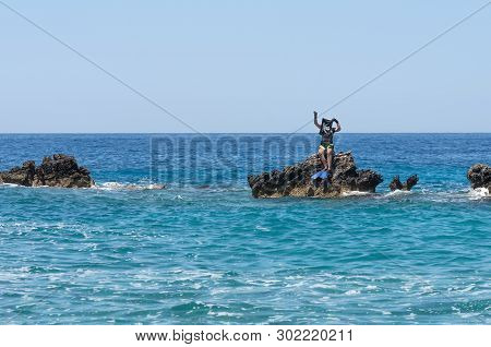 Female Pirate Diver Captures The Island In The Faraway Sea And Announces Free Economic Zone - A Joke
