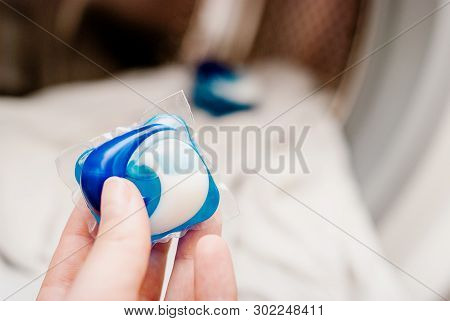 Gel Capsule In Hand For Washing Mashine, Liquid Coloured Detergent