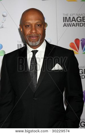LOS ANGELES - helmi 17: James Pickens Jr. saapuu neljäskymmeneskolmas NAACP Image Awards alttari Audito