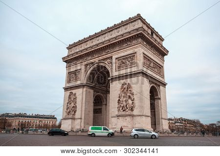 Paris, France - 15.01.2019: Arc De Triump, Located In The Middle Of The Place Charles De Gaulle
