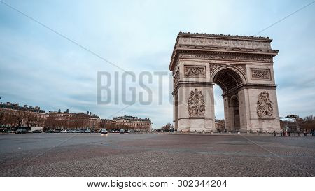 Paris, France - 15.01.2019: Arc De Triump, Located In The Middle Of The Place Charles De Gaulle