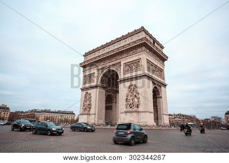 Paris, France - 15.01.2019: Arc De Triump, Located In The Middle Of The Place Charles De Gaulle