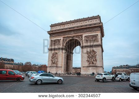 Paris, France - 15.01.2019: Arc De Triump, Located In The Middle Of The Place Charles De Gaulle