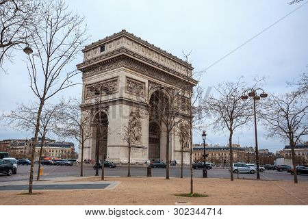 Paris, France - 15.01.2019: Arc De Triump, Located In The Middle Of The Place Charles De Gaulle