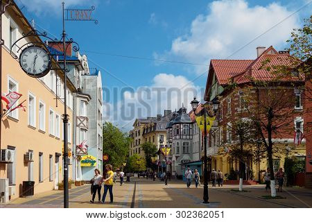 Zelenogradsk, Russia - September 5, 2018: Kurortny Prospect With A Kranz Clock In Sunny Weather. Bus