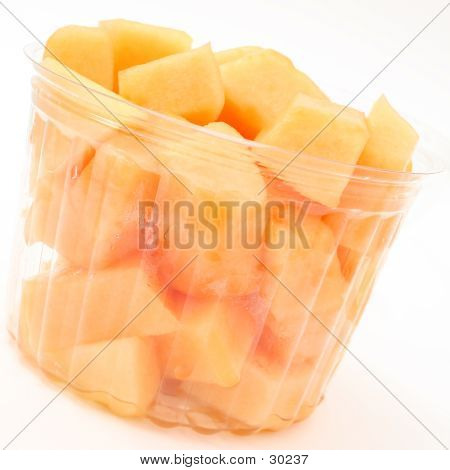 Cubo de fruta fresca sobre blanco