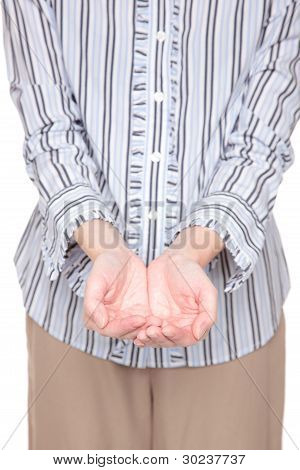 จับมือของเขา Cupped ออกหญิงคอเคซัส