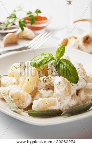 Gnocchi di patata, italienske kartoffel noodle med ostesauce og basilikum