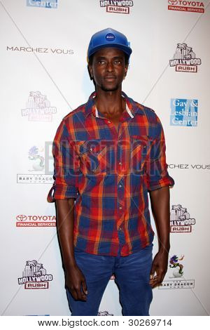 LOS ANGELES - FEB 19: Edi Gathegi ankommer til den 2nd årlige Hollywood Rush på Wilshire Ebell på