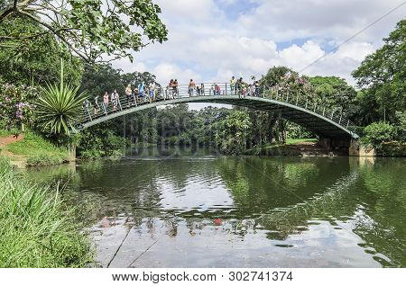 Sao Paulo Sp, Brazil - March 02, 2019: Arched Metal Bridge Above The Lake Of The Ibirapuera Park. Br