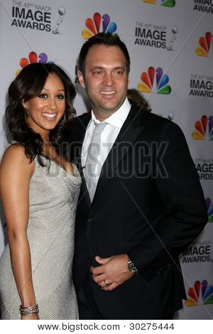 LOS ANGELES - FEB 17: Tamera Mowry-Housley, mand ankommer til den 43rd NAACP Image Awards på S