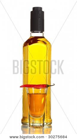 bouteille et verre de poivre rouge et vodka piment isolé on white