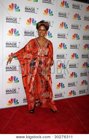 .LOS ANGELES - FEB 17: Tonya Lee Williams přijíždí na 43 NAACP Image Awards na svatyni Audi