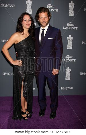 LOS ANGELES - FEB 21: Jamie Bamber dorazit na 14 roční kostýmní návrháři Guild Awards na 