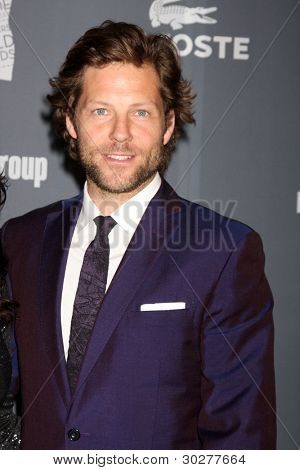 LOS ANGELES - FEB 21: Jamie Bamber dorazí na 14 roční kostýmní návrháři Guild Awards na