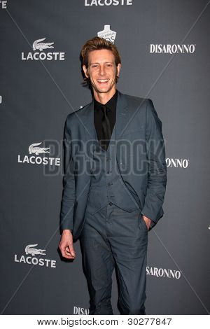 LOS ANGELES - FEB 21: Gabriel Mann dorazí na 14 roční kostýmní návrháři Guild Awards na
