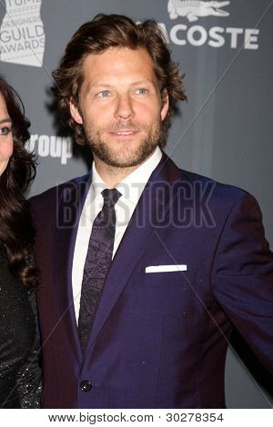 LOS ANGELES - FEB 21: Jamie Bamber dorazí na 14 roční kostýmní návrháři Guild Awards na