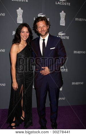 LOS ANGELES - FEB 21: Jamie Bamber dorazí na 14 roční kostýmní návrháři Guild Awards na