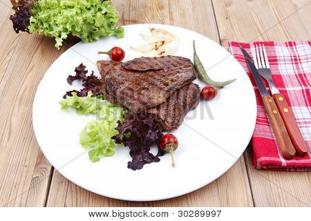肉料理: ステーキのローストねぎと赤に緑レタス サラダ唐辛子、骨なし