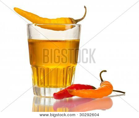 verre de poivre rouge et vodka chili peppers isolé on white