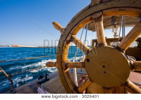 การเดินทางเรือยอร์ช พวงมาลัย