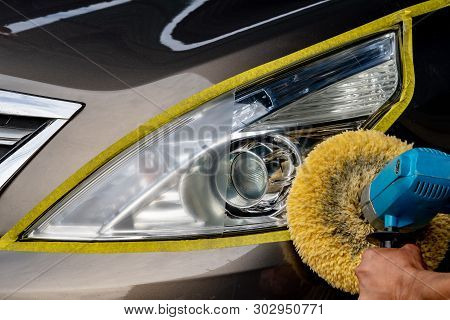 Big Headlight Cleaning With Power Buffer Machine At Service Station ,before And After Cleaning