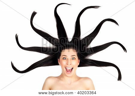 Giovane donna con i capelli lunghi strombate. isolato