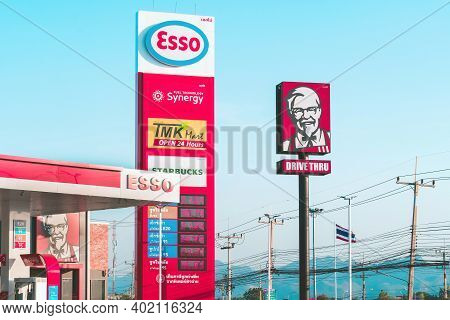 Kanchanaburi, Thailand-december 31,2020 : Kfc Drive Thru Logo Billboards On A Pole Along With Leadin