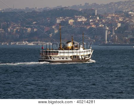 Trajektem přes Bospor Instanbul Turecko