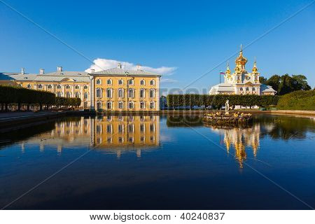Paleis kerk van de heiligen Petrus en Paulus in Peterhof